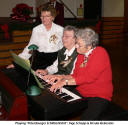 Playing "Petersburger Schlittenfahrt": Inge & Ursula Gebessler on the piano