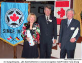 Dr. Marga Weigel (l.) & Dr. Manfred Richter (r.) receive recognition from President Harry Drung